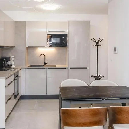 With Parking Space - 24662 Appartement *